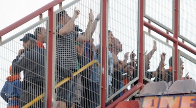 אוהדי הפועל ראשל&qout;צ מוחים בסיום המשחק (חגי ניזרי)