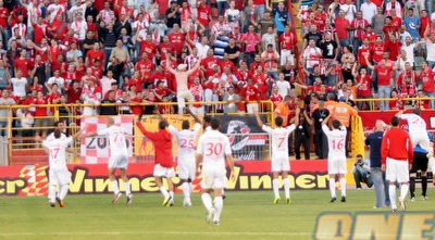 שחקני הפועל ב&qout;ש מודים לקהל בסיום (חגי ניזרי)