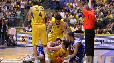 אליהו מחייך בזמן שפניני נאבק (שי לוי) אליהו מחייך בזמן שפניני נאבק (שי לוי)