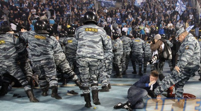 שוטר רוסי עושה יגאל ממן לאוהד זניט (רויטרס) שוטר רוסי עושה יגאל ממן לאוהד זניט (רויטרס)