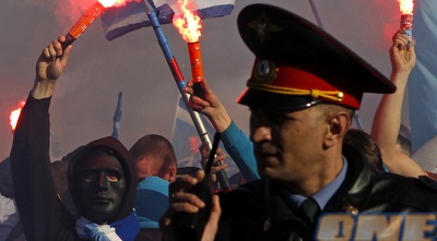 שוטר רוסי ואוהדי זניט (רויטרס) שוטר רוסי ואוהדי זניט (רויטרס)