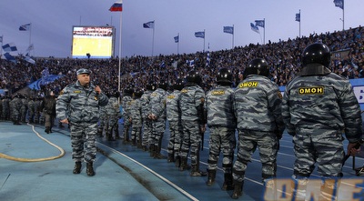 אבל לאוהדים היתה דרך אחרת &qout;לחגוג&qout;. השוטרים הרוסים התכוננו ו... (רויטרס) אבל לאוהדים היתה דרך אחרת &qout;לחגוג&qout;. השוטרים הרוסים התכוננו ו... (רויטרס)