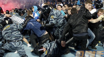 ...למעשה, ממש לא עזר. אוהדי זניט פורצים, האלות מתנופפות באוויר (רויטרס) ...למעשה, ממש לא עזר. אוהדי זניט פורצים, האלות מתנופפות באוויר (רויטרס)