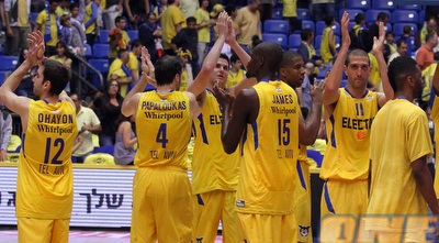 שחקני מכבי ת&qout;א מודים לקהל (שי לוי) שחקני מכבי ת&qout;א מודים לקהל (שי לוי)