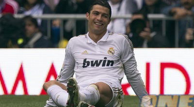 רונאלדו על הרצפה. &qout;היינו צריכים לבקש עליו 800 מיליון&qout; (רויטרס)