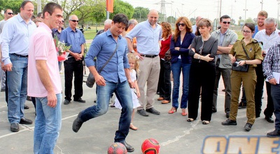לבנת רואה את סמדג´ה ופלאלשווילי מנסים את מזלם (משה חרמון) לבנת רואה את סמדג´ה ופלאלשווילי מנסים את מזלם (משה חרמון)