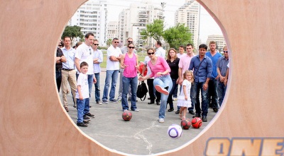 שי דורון וליעד קרני סואץ מתאמנות בכדורגל (משה חרמון) שי דורון וליעד קרני סואץ מתאמנות בכדורגל (משה חרמון)