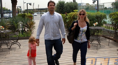 אריק זאבי, אשתו ובתו (יוסי ציפקיס)