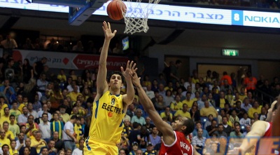 ליאור אליהו עולה לשתי נקודות קלות (יוסי ציפקיס) ליאור אליהו עולה לשתי נקודות קלות (יוסי ציפקיס)