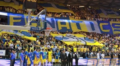 אוהדי מכבי ת&qout;א לפני הפתיחה (יוסי ציפקיס) אוהדי מכבי ת&qout;א לפני הפתיחה (יוסי ציפקיס)