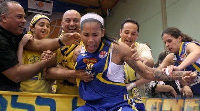 תמרה יאנג חוגגת עם הקהל (חגי ניזרי)