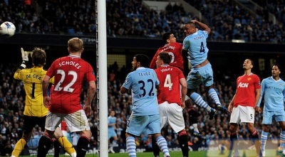 וינסנט קומפני נוגח את שער היתרון (GettyImages)