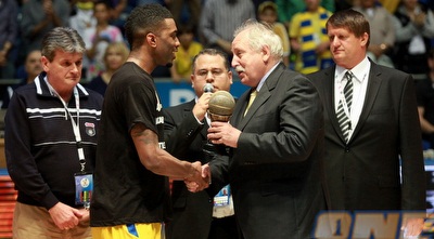 קית´ לנגפורד מקבל את תואר ה-MVP (יוסי ציפקיס)