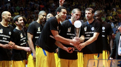 פפאלוקאס, בורשטיין ובלו מניפים את הגביע (יוסי ציפקיס) פפאלוקאס, בורשטיין ובלו מניפים את הגביע (יוסי ציפקיס)