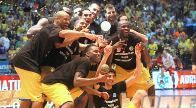 עוד תמונה למזכרת עם הגביע (יוסי ציפקיס) עוד תמונה למזכרת עם הגביע (יוסי ציפקיס)