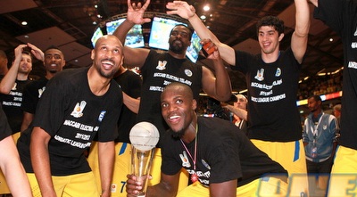 אליהו, סופו, ג´יימס וסמית´ חוגגים (יוסי ציפקיס) אליהו, סופו, ג´יימס וסמית´ חוגגים (יוסי ציפקיס)