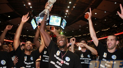 שון ג´יימס מוביל את החגיגה עם הקהל (יוסי ציפקיס) שון ג´יימס מוביל את החגיגה עם הקהל (יוסי ציפקיס)