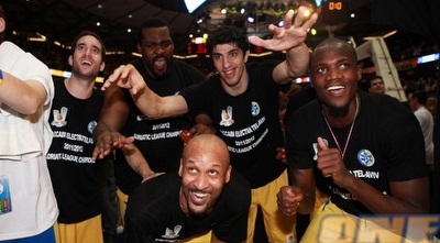 מכבי חוגגת זכייה באדריאטית (יוסי ציפקיס) מכבי חוגגת זכייה באדריאטית (יוסי ציפקיס)