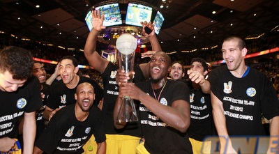 שחקני מכבי חוגגים זכייה היסטורית באדריאטית (יוסי ציפקיס) שחקני מכבי חוגגים זכייה היסטורית באדריאטית (יוסי ציפקיס)