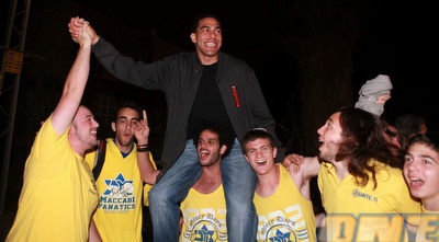 בלו על כתפי האוהדים (יוסי ציפקיס) בלו על כתפי האוהדים (יוסי ציפקיס)