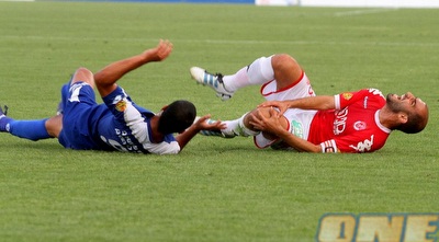 שי אבוטבול ותומר סוויסה על הדשא. החלוץ סייים את העונה (יניב גונן)