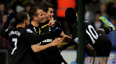 אדבאיור חוגג עם שחקני טוטנהאם (GettyImages) אדבאיור חוגג עם שחקני טוטנהאם (GettyImages)