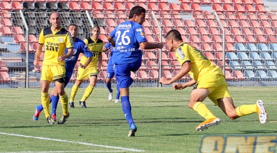 ידין זריס נוגח את הראשון. משחק גדול לחלוץ (משה חרמון) ידין זריס נוגח את הראשון. משחק גדול לחלוץ (משה חרמון)