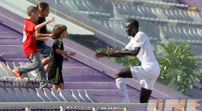 צ´ם ממאדו חוגג עם חברים (חגי ניזרי) צ´ם ממאדו חוגג עם חברים (חגי ניזרי)