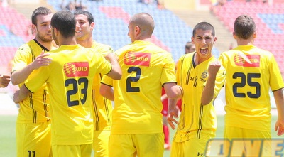 גיא כהן בטירוף לאחר השער שלו (משה חרמון) גיא כהן בטירוף לאחר השער שלו (משה חרמון)