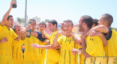 שחקני מכבי ת&qout;א חוגגים את האליפות (משה חרמון) שחקני מכבי ת&qout;א חוגגים את האליפות (משה חרמון)