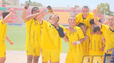 שחקני מכבי ת&qout;א חוגגים את האליפות (משה חרמון) שחקני מכבי ת&qout;א חוגגים את האליפות (משה חרמון)