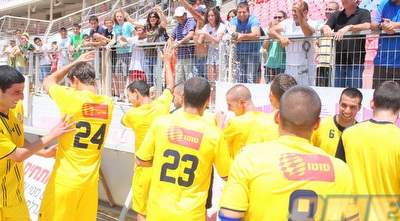 שחקני מכבי ת&qout;א חוגגים את האליפות (משה חרמון) שחקני מכבי ת&qout;א חוגגים את האליפות (משה חרמון)