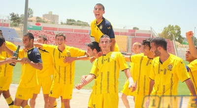 ג´אן והחברים חוגגים. (משה חרמון) ג´אן והחברים חוגגים. (משה חרמון)