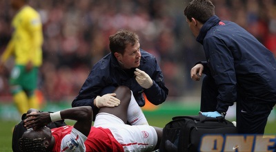 בקארי סניה תופס את הראש ומקבל טיפול על הדשא (GettyImages)