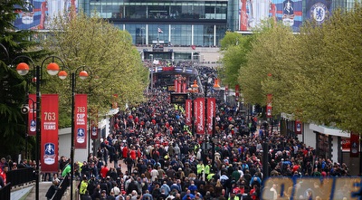 אוהדי צ´לסי וליברפול בדרך לוומבלי (GettyImages)