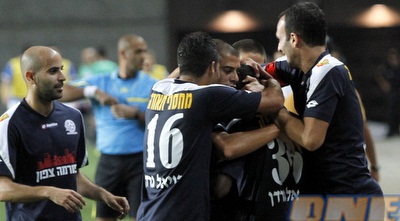 שחקני מכבי פ&qout;ת חוגגים עם פרדה (יוסי ציפקיס) שחקני מכבי פ&qout;ת חוגגים עם פרדה (יוסי ציפקיס)
