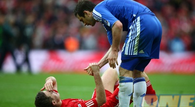 פרנק למפארד מנחם את סטיבן ג´רארד (GettyImages)