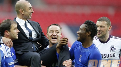 שחקני צ´לסי חוגגים עם די מתיאו (רויטרס)