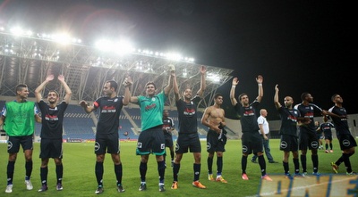 שחקני מכבי פ&qout;ת חוגגים עם הקהל (יוסי ציפקיס) שחקני מכבי פ&qout;ת חוגגים עם הקהל (יוסי ציפקיס)