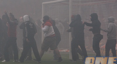 אוהדי קלן על כר הדשא (רויטרס)