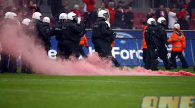 השוטרים על המגרש בקלן (רויטרס)