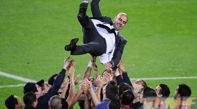 השחקנים זורקים את פפ באוויר. &qout;לא נהנתי השנה&qout; (GettyImages)