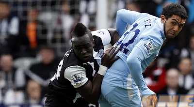 טיוטה וטבס נאבקים על הכדור (רויטרס)