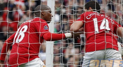 אשלי יאנג וצ´יצ´אריטו מוציאים את הכדור מהרשת (רויטרס)