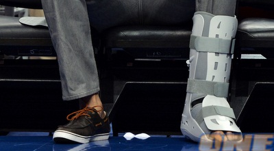 יואקים נוח על הספסל עם הרגל הפצועה (GettyImages)