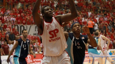 קלי והול קופצים לריבאונד (יוסי ציפקיס)