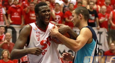 קלי וסימין לא מוותרים על הכדור (יוסי ציפקיס)