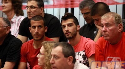 קנדה וידין תומכים בחבריהם מהכדורסל (יוסי ציפקיס)