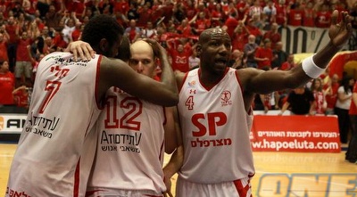 קלי, איתן וקאר מחובקים (יוסי ציפקיס)