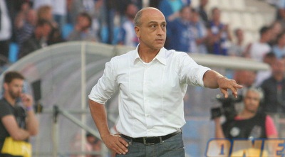 משה סיני מחלק הוראות. יחפש שחקני חיזוק (עמית מצפה) משה סיני מחלק הוראות. יחפש שחקני חיזוק (עמית מצפה)